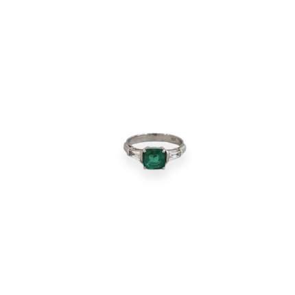 Emerald & Side Diamonds Ring